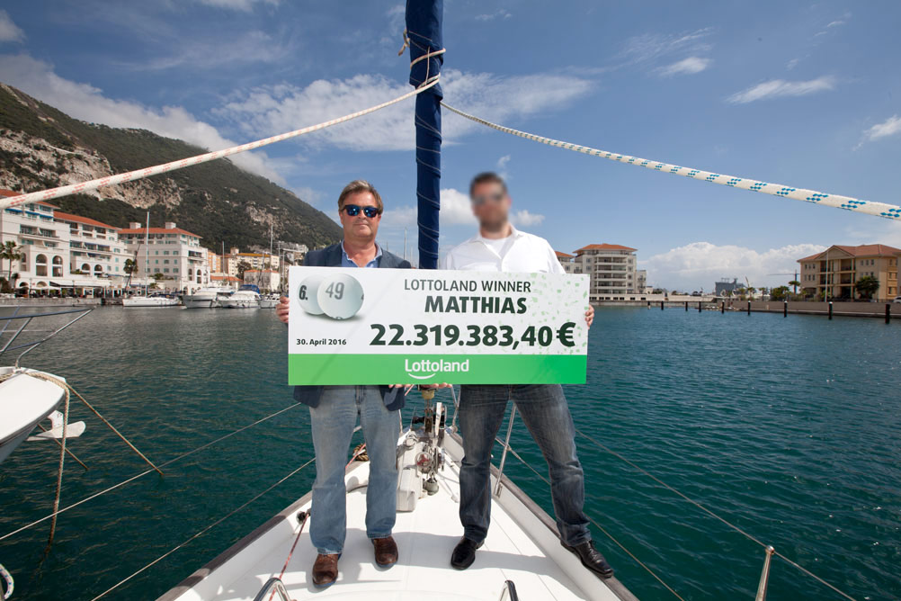 Lottoland Winner presented a cheque for over €22 million by CEO Nigel Birrell